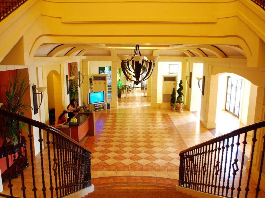 Planta Centro Bacolod Hotel & Residences Экстерьер фото