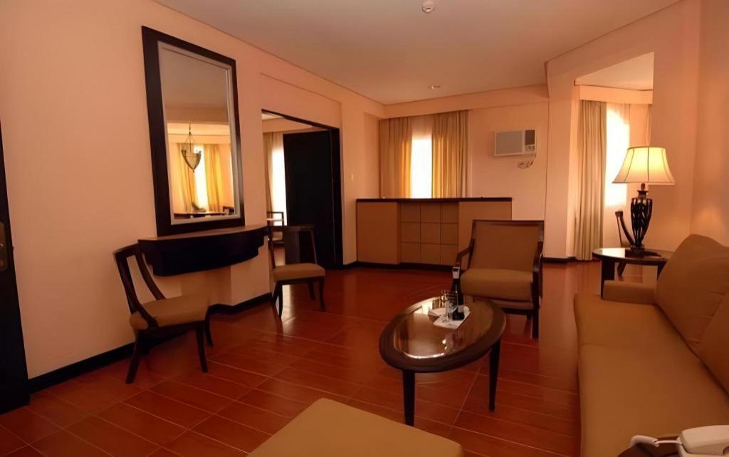 Planta Centro Bacolod Hotel & Residences Экстерьер фото