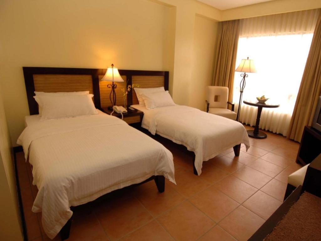 Planta Centro Bacolod Hotel & Residences Экстерьер фото