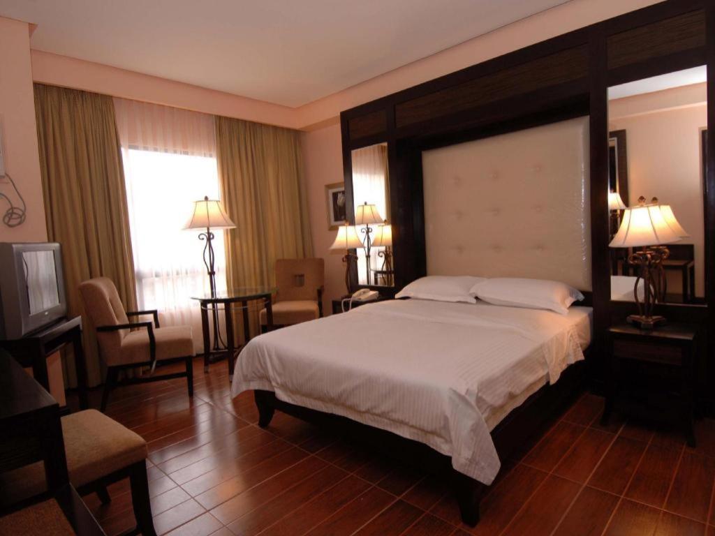 Planta Centro Bacolod Hotel & Residences Экстерьер фото