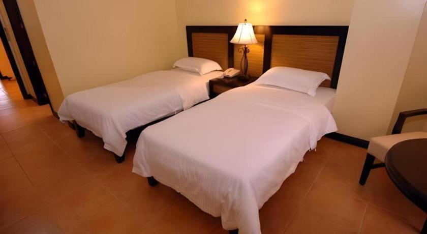 Planta Centro Bacolod Hotel & Residences Экстерьер фото