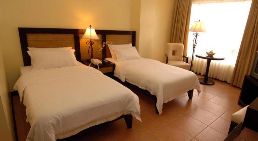 Planta Centro Bacolod Hotel & Residences Экстерьер фото