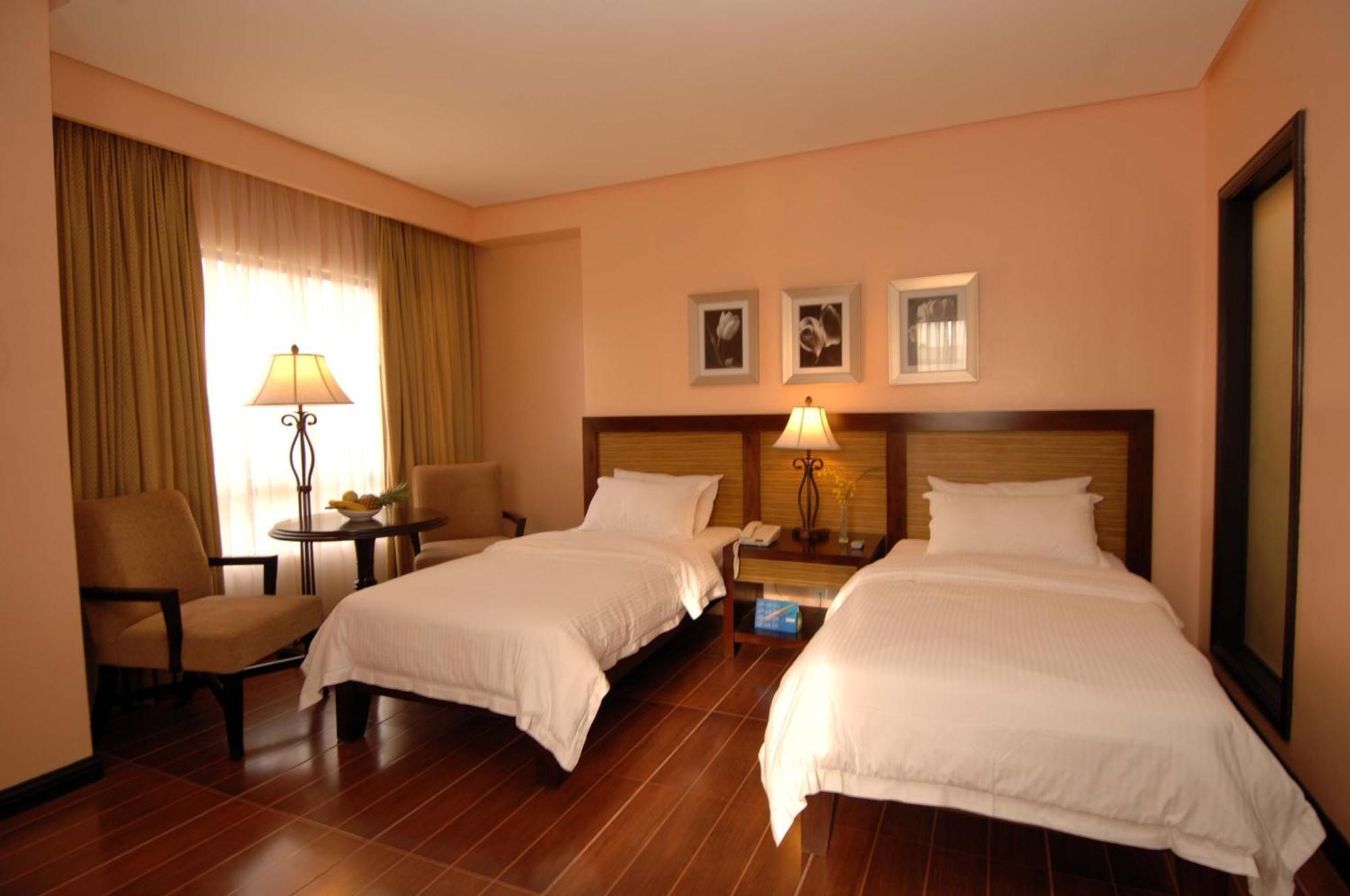 Planta Centro Bacolod Hotel & Residences Экстерьер фото